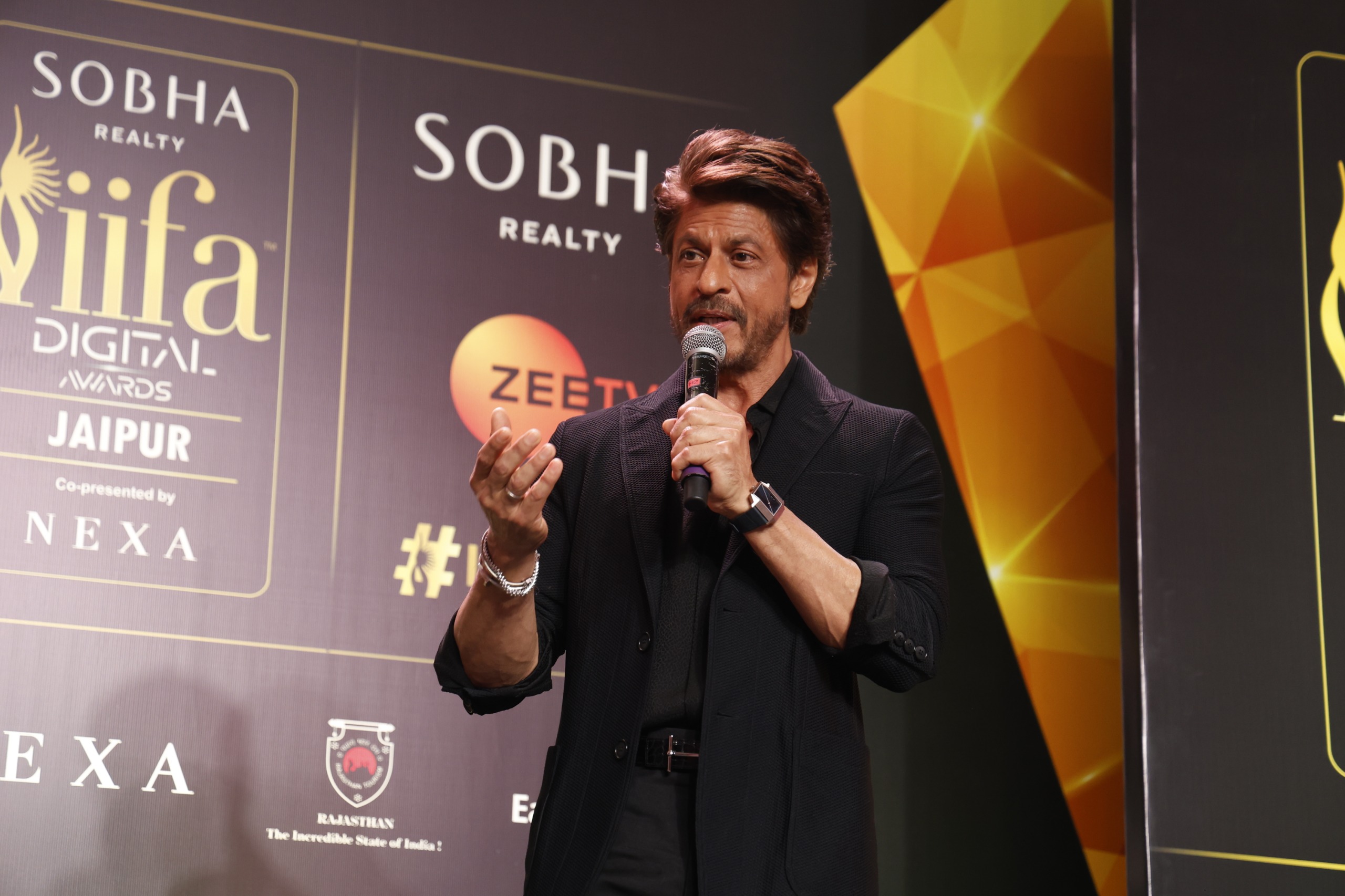 SRK Alters King Shooting Schedule to Attend IIFA Awards Press Meet